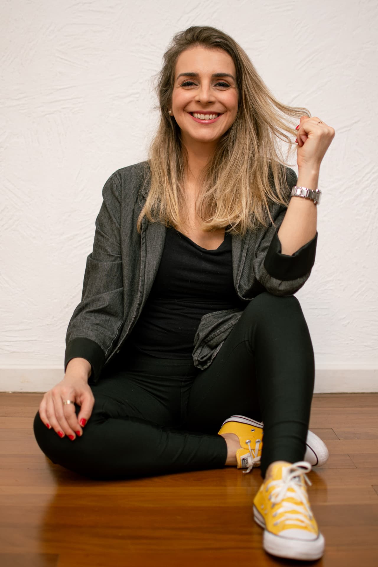 Elisa Rocha, fisioterapeuta especializada na saúde da mulher, sorrindo em pose confiante